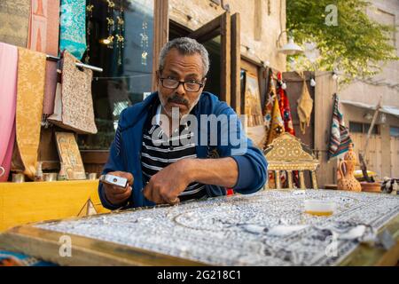 Le propriétaire du magasin de la zone touristique d'Al Seef à Dubaï attend les clients pendant la pandémie Covid-19 Banque D'Images