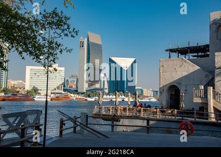 Vue panoramique sur la crique de Dubaï depuis la zone touristique d'Al Seef Banque D'Images