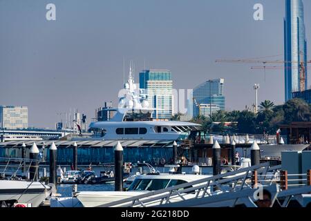 Vue panoramique sur la crique de Dubaï depuis la zone touristique d'Al Seef Banque D'Images