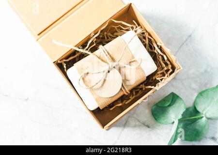 Savon naturel dans une boîte cadeau avec étiquette de maquette vide Banque D'Images