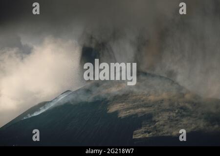 Éruption du volcan Etna actif en Sicile, cendres, fumée et vapeur du cratère du sommet du sud-est Banque D'Images