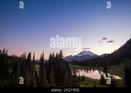 Coucher de soleil sur le lac Tipsoo à Mt. Rainier Banque D'Images