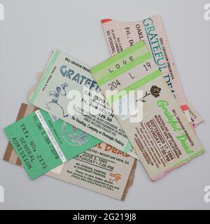 Un tas de tickets de Grasful Dead datant des années 1990. Banque D'Images