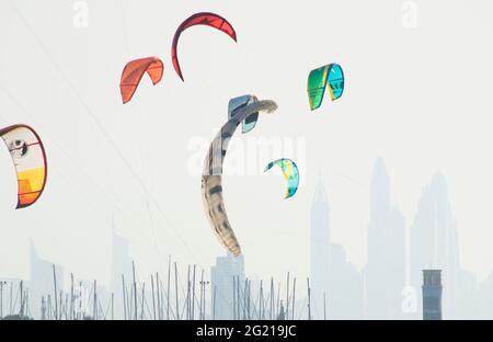 Scène de plage avec kitesurf à Jumeirah Beach à Dubaï Banque D'Images