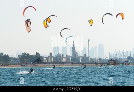 Scène de plage avec kitesurf à Jumeirah Beach à Dubaï Banque D'Images