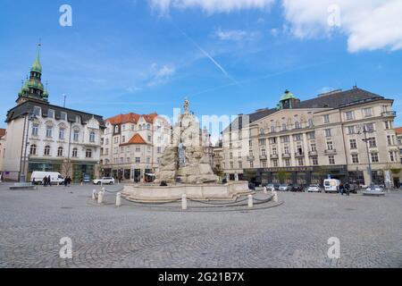 Brno, République tchèque - Mai 01,2017 : marché aux légumes (place Zelny trh) dans le centre de la vieille ville et fontaine Parnas de style baroque, du 17ème siècle Banque D'Images