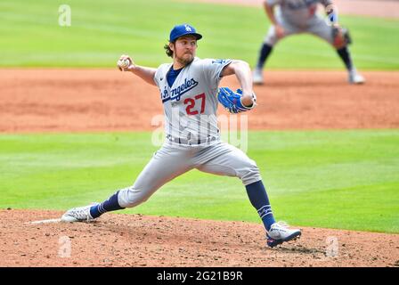 Atlanta, Géorgie, États-Unis. 06e juin 2021. Trevor Bauer, pichet à Los Angeles Dodgers, livre un terrain lors du sixième repas d'un match MLB contre les Braves d'Atlanta au Truist Park à Atlanta, en Géorgie. Austin McAfee/CSM/Alamy Live News Banque D'Images