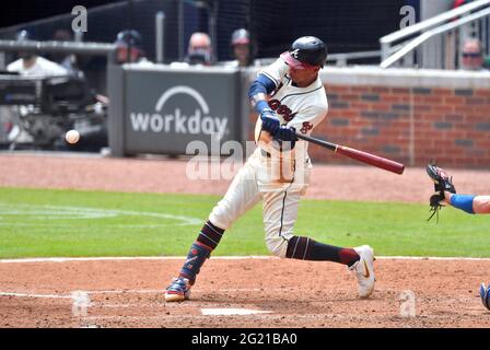 Atlanta, Géorgie, États-Unis. 06e juin 2021. Atlanta Braves outfielder Ehire Adrianza à la batte pendant le septième repas d'un match MLB contre les Los Angeles Dodgers au Truist Park à Atlanta, GA. Austin McAfee/CSM/Alamy Live News Banque D'Images