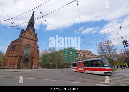 Brno, République Tchèque - Mai 01,2017: Tramway rouge moderne passant devant l'église rouge (Eglise évangélique Jan Amos Comenius) à Brno, Moravie du Sud Banque D'Images