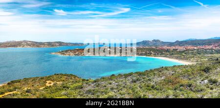 Vue imprenable sur la plage de la Sciumara à Palau. Paysage marin pittoresque de la mer Méditerranée. Lieu: Palaos, province d'Olbia-Tempio, Sardaigne, Italie, Banque D'Images