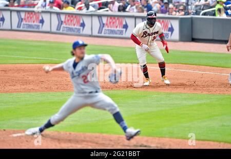 Atlanta, Géorgie, États-Unis. 06e juin 2021. L'outfielder d'Atlanta Braves Abraham Almonte regarde un terrain pendant le septième repas d'un match MLB contre les Dodgers de Los Angeles au Truist Park à Atlanta, GA. Austin McAfee/CSM/Alamy Live News Banque D'Images