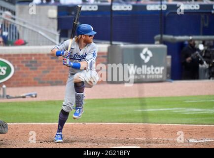 Atlanta, Géorgie, États-Unis. 06e juin 2021. Los Angeles Dodgers troisième bassiste Justin Turner à la batte pendant le huitième repas d'un match MLB contre les Atlanta Braves au Truist Park à Atlanta, GA. Austin McAfee/CSM/Alamy Live News Banque D'Images