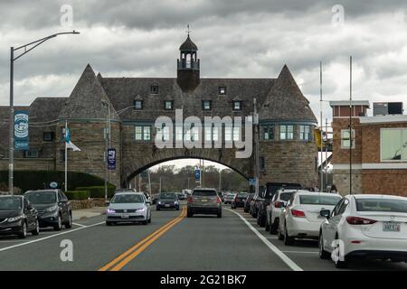 Narragansett Pier, Rhode Island / Etats-Unis - 8 mai 2021 : un monument emblématique est occupé hors saison lors d'une journée nuageux en mai, alors que les voitures circulent Banque D'Images