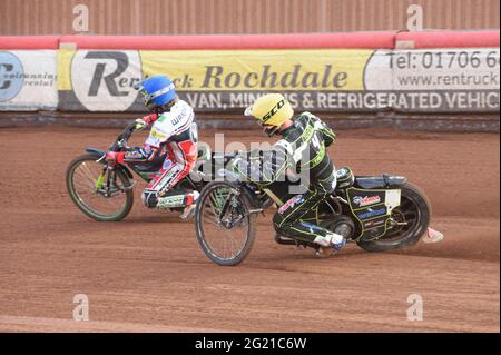 MANCHESTER, ROYAUME-UNI. LE 7 JUIN Jake Allen (jaune) chase Charles Wright (bleu) lors du match SGB Premiership entre Belle vue Aces et Ipswich Witches au National Speedway Stadium, Manchester, le lundi 7 juin 2021. (Credit: Ian Charles | MI News) Credit: MI News & Sport /Alay Live News Banque D'Images