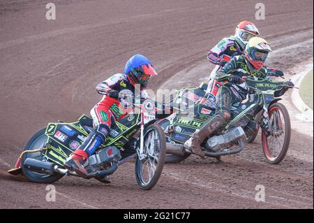 MANCHESTER, ROYAUME-UNI. LE 7 JUIN, Drew Kemp (jaune) divise Tom Brennan (rouge) et JYE Etheridge (bleu) lors du match SGB Premiership entre Belle vue Aces et Ipswich Witches au National Speedway Stadium, Manchester, le lundi 7 juin 2021. (Credit: Ian Charles | MI News) Credit: MI News & Sport /Alay Live News Banque D'Images