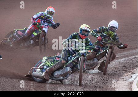 MANCHESTER, ROYAUME-UNI. 7 JUIN Drew Kemp (jaune) et Anders Rowe (blanc) ont dirigé Tom Brennan (rouge) lors du match SGB Premiership entre Belle vue Aces et Ipswich Witches au National Speedway Stadium, Manchester, le lundi 7 juin 2021. (Credit: Ian Charles | MI News) Credit: MI News & Sport /Alay Live News Banque D'Images
