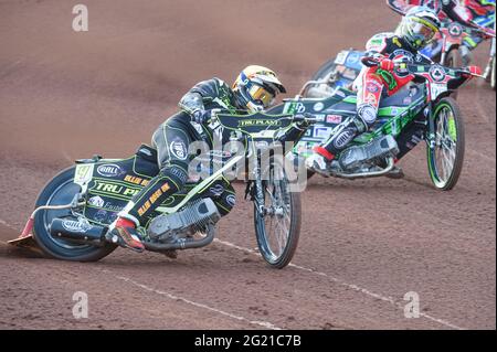 MANCHESTER, ROYAUME-UNI. LE 7 JUIN Jake Allen (jaune) dirige Charles Wright (bleu) lors du match SGB Premiership entre Belle vue Aces et Ipswich Witches au National Speedway Stadium, Manchester, le lundi 7 juin 2021. (Credit: Ian Charles | MI News) Credit: MI News & Sport /Alay Live News Banque D'Images