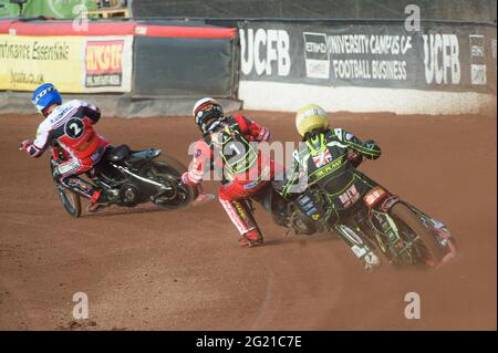 MANCHESTER, ROYAUME-UNI. 7 JUIN Drew Kemp (jaune) et Craig Cook (blanc) pourchassent Richie Worrall (bleu) lors du match SGB Premiership entre Belle vue Aces et Ipswich Witches au National Speedway Stadium, Manchester, le lundi 7 juin 2021. (Credit: Ian Charles | MI News) Credit: MI News & Sport /Alay Live News Banque D'Images