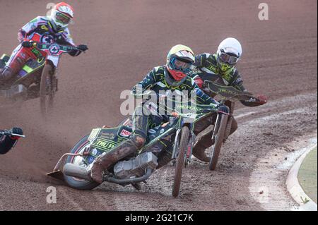 MANCHESTER, ROYAUME-UNI. 7 JUIN Drew Kemp (jaune) et Anders Rowe (blanc) ont dirigé Tom Brennan (rouge) lors du match SGB Premiership entre Belle vue Aces et Ipswich Witches au National Speedway Stadium, Manchester, le lundi 7 juin 2021. (Credit: Ian Charles | MI News) Credit: MI News & Sport /Alay Live News Banque D'Images