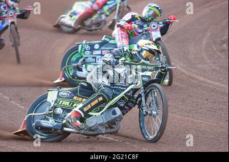 MANCHESTER, ROYAUME-UNI. LE 7 JUIN Jake Allen (jaune) dirige Charles Wright (bleu) lors du match SGB Premiership entre Belle vue Aces et Ipswich Witches au National Speedway Stadium, Manchester, le lundi 7 juin 2021. (Credit: Ian Charles | MI News) Credit: MI News & Sport /Alay Live News Banque D'Images