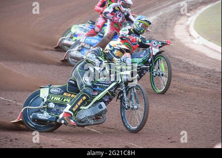 MANCHESTER, ROYAUME-UNI. LE 7 JUIN Jake Allen (jaune) dirige Charles Wright (bleu) et Steve Worrall (rouge) lors du match SGB Premiership entre Belle vue Aces et Ipswich Witches au National Speedway Stadium, Manchester, le lundi 7 juin 2021. (Credit: Ian Charles | MI News) Credit: MI News & Sport /Alay Live News Banque D'Images