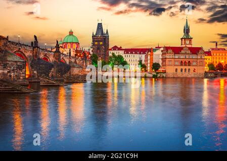 Prague, République tchèque. Pont Charles au-dessus du coucher du soleil sur la Vltava et du Stare Mesto, célèbre endroit de Bohême en Europe Banque D'Images