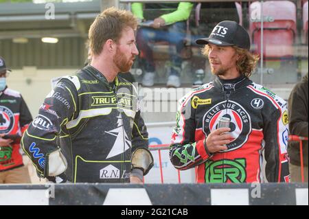 MANCHESTER, ROYAUME-UNI. 7 JUIN Jake Allen (à gauche) discute avec Charles Wright lors du match SGB Premiership entre Belle vue Aces et Ipswich Witches au National Speedway Stadium, Manchester, le lundi 7 juin 2021. (Credit: Ian Charles | MI News) Credit: MI News & Sport /Alay Live News Banque D'Images