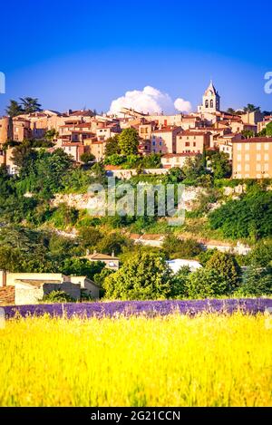 Sault, Provence - pittoresque village perché avec champs de lavande et de céréales, voyage d'été en France Banque D'Images