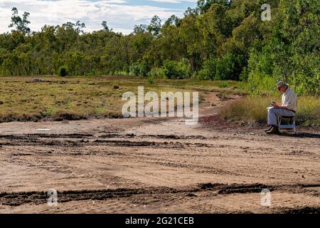 MacKay, Queensland, Australie - juin 2021 : un retraité de sexe masculin apprend à piloter un drone sur des saltpas photographiant l'environnement Banque D'Images