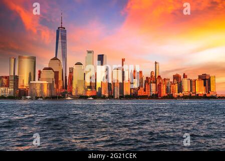 New York, États-Unis. Vue imprenable sur le coucher du soleil de la ligne d'horizon de Lower Manhattan Big Apple, États-Unis d'Amérique. Banque D'Images