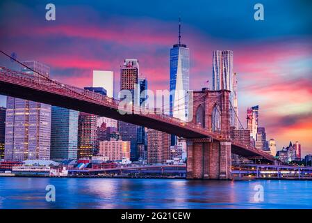 New York, États-Unis d'Amérique. Vue sur le pont de Brooklyn au crépuscule depuis le Bridge Park à New York City, Manhattan, États-Unis. Banque D'Images