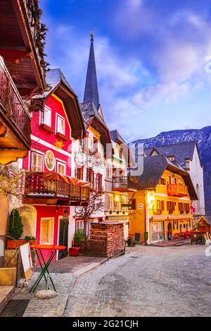 Hallstatt, Autriche - lever du soleil à Marktplatz Hallstatt village pittoresque en haute-Autriche, Alpes autrichiennes. Banque D'Images