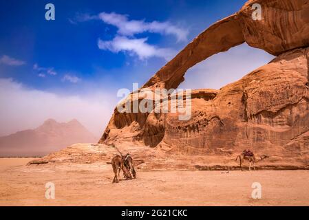 Wadi Rum, Jordanie. Kharaz rock Bridge monde merveille dans la vallée de la Lune d'Arabie désert. Banque D'Images