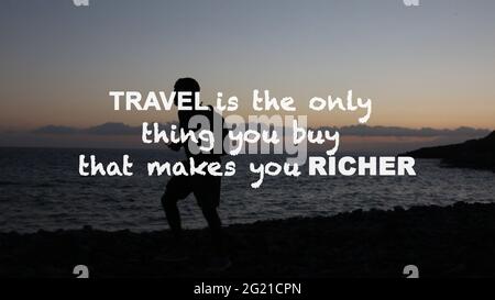 Le voyage est la seule chose que vous payez qui vous rend plus riche citation. Citation sur une photo d'un voyageur au coucher du soleil portant un sac à dos. Banque D'Images