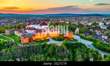 Brasov, Transylvanie. Coucher de soleil coloré vue aérienne de la Citadelle, forteresse médiévale, Roumanie. Banque D'Images
