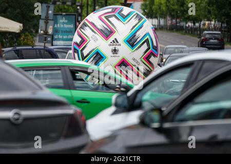 Bucarest, Roumanie - 06 juin 2021 : un ballon de match géant officiel de l'UEFA EURO 2020 est présenté à une grande intersection de Bucarest. Banque D'Images