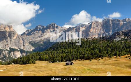 petite cabane en bois dans les montagnes des Alpes dolomities, dolomiti italien, Italie Banque D'Images