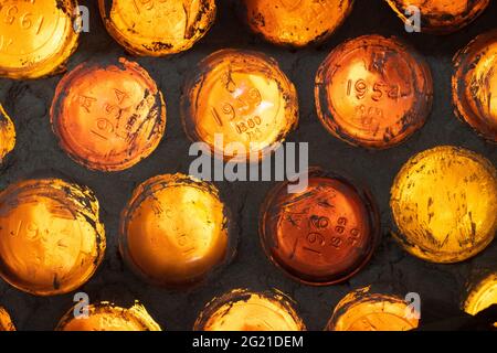 Gros plan sur l'un des murs du musée Bottle House à Lightning Ridge, Nouvelle-Galles du Sud, Australie Banque D'Images