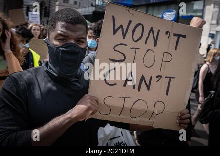 Un manifestant Black Lives Matter (BLM) défile dans le centre de Londres en tenant une banderole "Won’t Stop, Can’t Stop" dans le cadre des manifestations BLM en cours, Royaume-Uni Banque D'Images