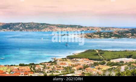Vue étonnante sur les îles Santo Stefano et la Maddalena depuis Palau. Lieu: Palaos, province d'Olbia-Tempio, Sardaigne, Italie, Europe Banque D'Images