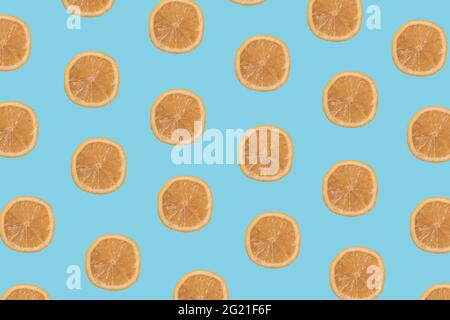 Tranches de citron multipliées sur fond bleu pastel tendance. Nourriture saine minimale, fruits tropicaux et concept d'été. Banque D'Images