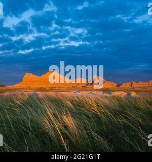 Formations ensoleillées dans les Badlands le long de la route du château Banque D'Images