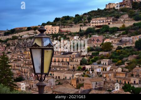 MODICA, SICILE, ITALIE - 22 novembre 2015 : une vieille lampe de rue vintage, avec la vieille ville de Modica, Ragusa, Sicile, Italie en arrière-plan, avec o Banque D'Images