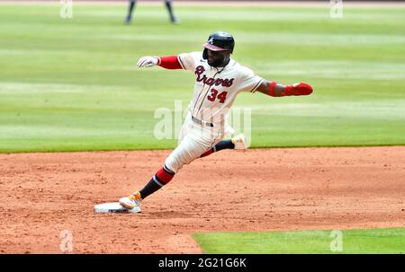 Atlanta, Géorgie, États-Unis. 06e juin 2021. L'outfielder d'Atlanta Braves Abraham Almonte atteint la deuxième base lors du septième repas d'un match MLB contre les Dodgers de Los Angeles au Truist Park à Atlanta, GA. Austin McAfee/CSM/Alamy Live News Banque D'Images