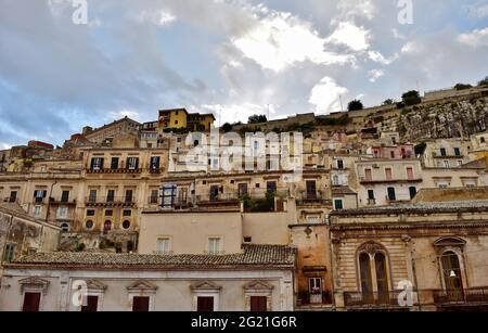 MODICA, SICILE, ITALIE - 22 novembre 2015: Zone urbaine de la ville de Modica, dans la province de Ragusa, Sicile en Italie, avec de vieilles maisons construites sur une colline sl Banque D'Images