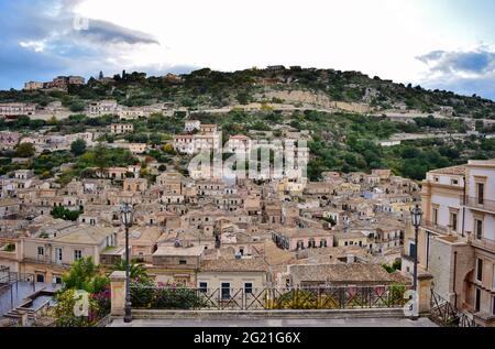 MODICA, SICILE, ITALIE - 22 novembre 2015: Zone urbaine de la ville de Modica, dans la province de Ragusa, Sicile en Italie, avec de vieilles maisons construites sur une colline sl Banque D'Images