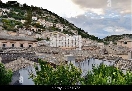 MODICA, SICILE, ITALIE - 22 novembre 2015: Zone urbaine de la ville de Modica, dans la province de Ragusa, Sicile en Italie, avec de vieilles maisons construites sur une colline sl Banque D'Images