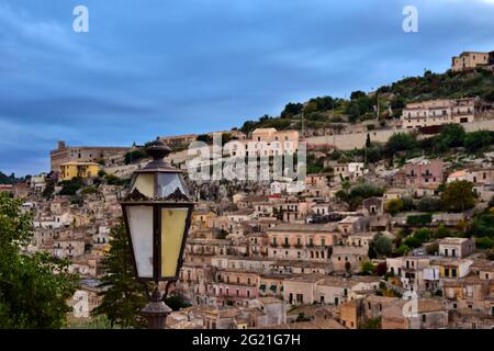 MODICA, SICILE, ITALIE - 22 novembre 2015 : une vieille lampe de rue vintage, avec la vieille ville de Modica, Ragusa, Sicile, Italie en arrière-plan, avec o Banque D'Images