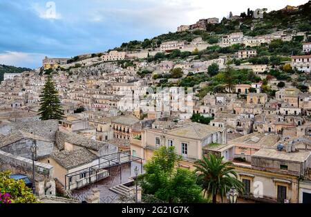 MODICA, SICILE, ITALIE - 22 novembre 2015: Zone urbaine de la ville de Modica, dans la province de Ragusa, Sicile en Italie, avec de vieilles maisons construites sur une colline sl Banque D'Images