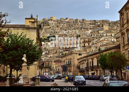 MODICA, SICILE, ITALIE - 22 novembre 2015: Zone urbaine de la ville de Modica, dans la province de Ragusa, Sicile en Italie, avec de vieilles maisons construites sur une colline sl Banque D'Images